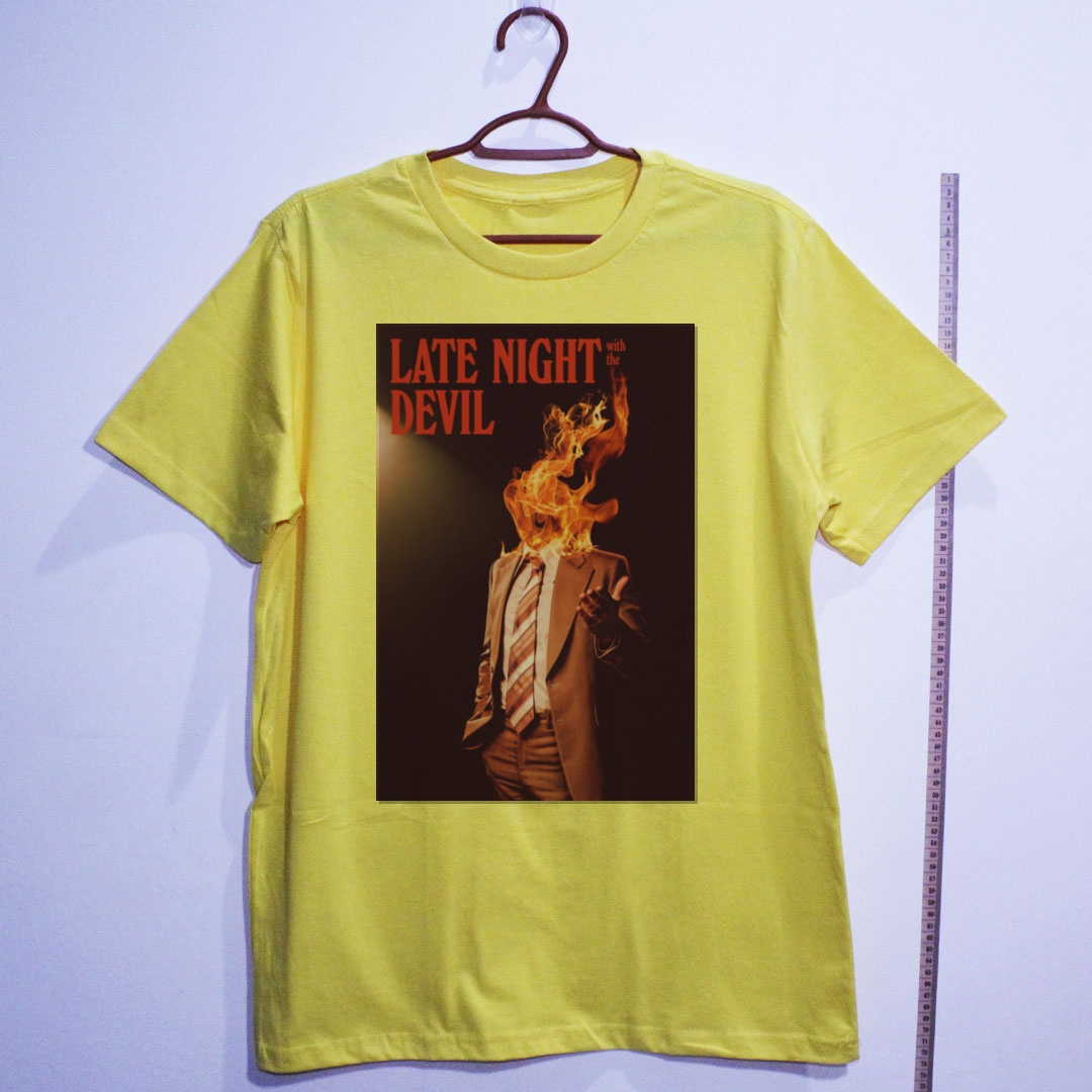 Camiseta_algodao_amarelo_camarada_do_alem_-_Late_Night_with_the_Devil | Late Night with the Devil