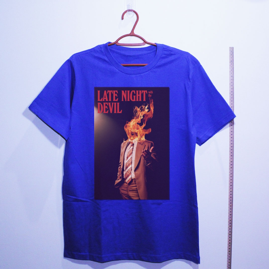 Camiseta_algodao_azul_camarada_do_alem_-_Late_Night_with_the_Devil | Late Night with the Devil