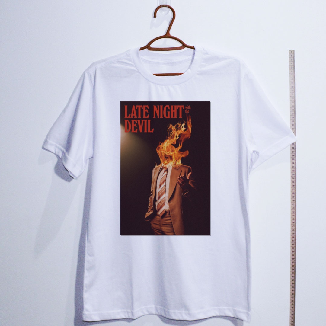 Camiseta_algodao_branco_camarada_do_alem_-_Late_Night_with_the_Devil | Late Night with the Devil