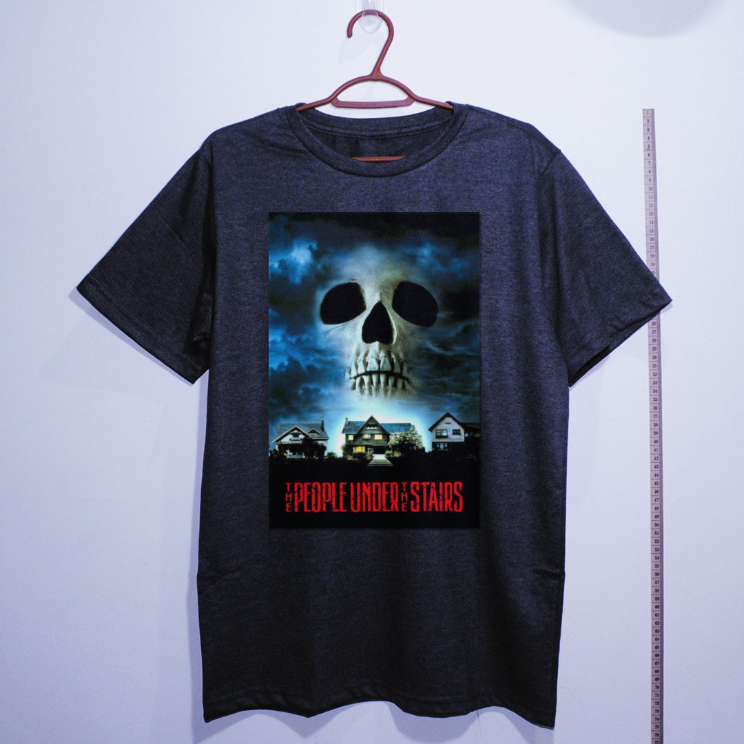 Camiseta_algodao_chumbo_camarada_do_alem_-_The_People_Under_the_Stairs_O_povo_debaixo_da_escada | The People Under the Stairs (O povo debaixo da escada)