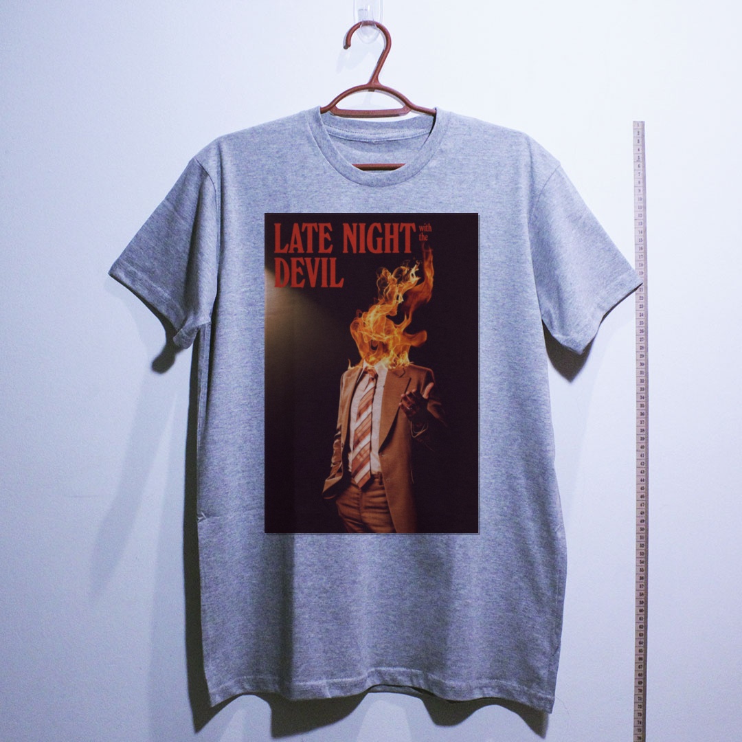 Camiseta_algodao_cinza_claro_camarada_do_alem_-_Late_Night_with_the_Devil | Late Night with the Devil