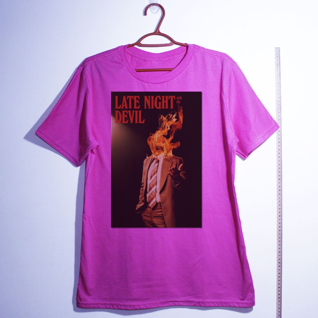 Camiseta_algodao_rosa_camarada_do_alem_-_Late_Night_with_the_Devil | Late Night with the Devil