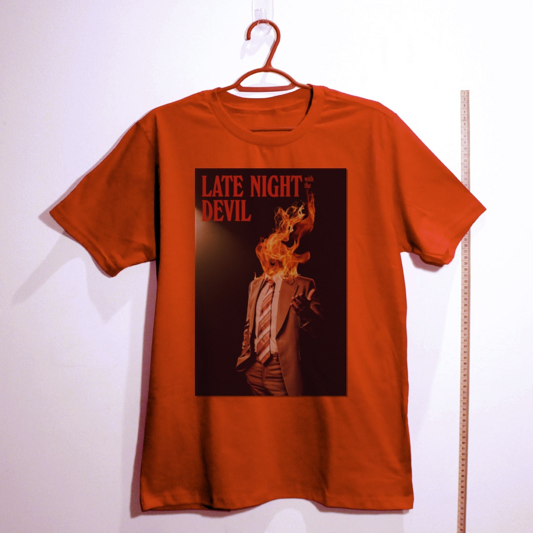 Camiseta_algodao_vermelho_camarada_do_alem_-_Late_Night_with_the_Devil | Late Night with the Devil