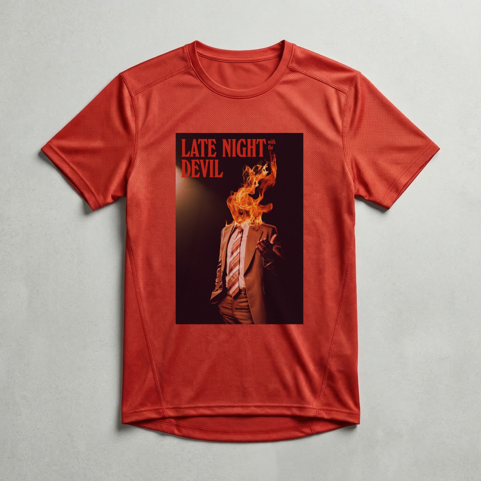 Camiseta_dry_fit_vermelho_camarada_do_alem_-_Late_Night_with_the_Devil | Late Night with the Devil