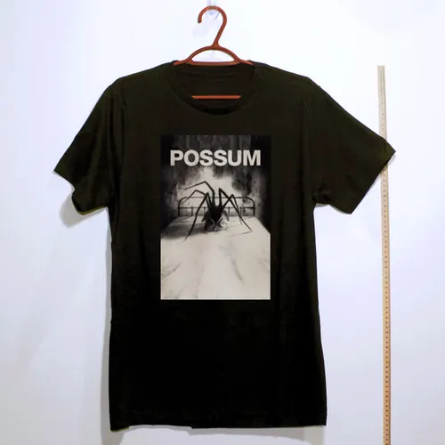 Camiseta de algodão preta com estampa do filme Possum