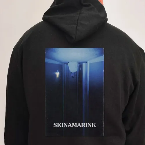 Moletom com capuz preto com estampa do filme Skinamarink